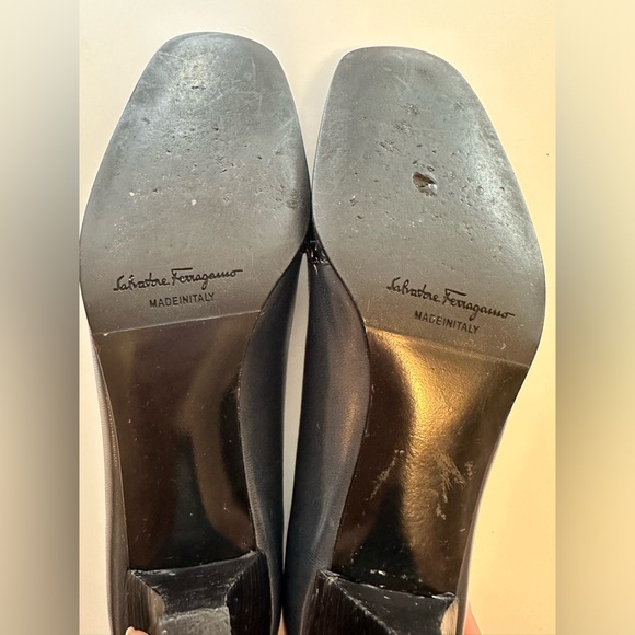 SALVATORE FERRAGAMO Vintage Sz 8 AA Black Navy Blue Patent Leather Kitten Heel - Picture 14 of 15